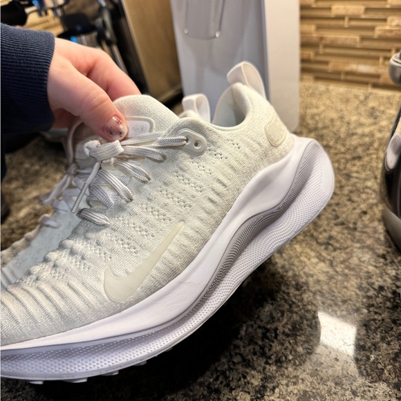 Women’s size 8 Nike Infiniti Run 4 ALL White - Picture 3 of 7
